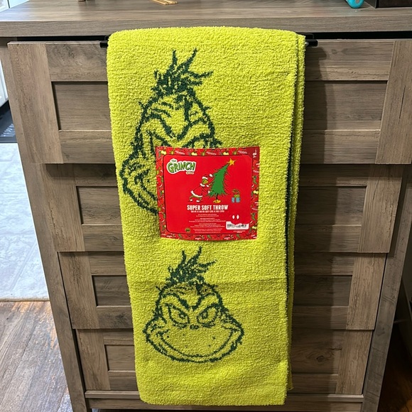Dr. Seuss Other - NWT DR SEUSS THE GRINCH REVERSIBLE SUPER SOFT CHRISTMAS  50 X 60 THROW